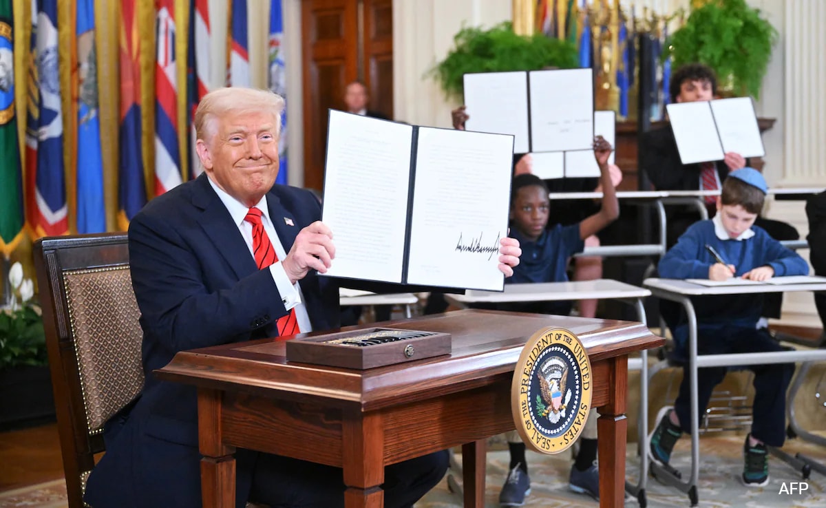 Trump Signs Order To Shut Down US Education Department