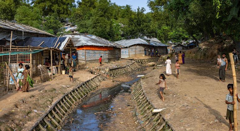150,000 Rohingya flee to Bangladesh amid renewed Myanmar violence