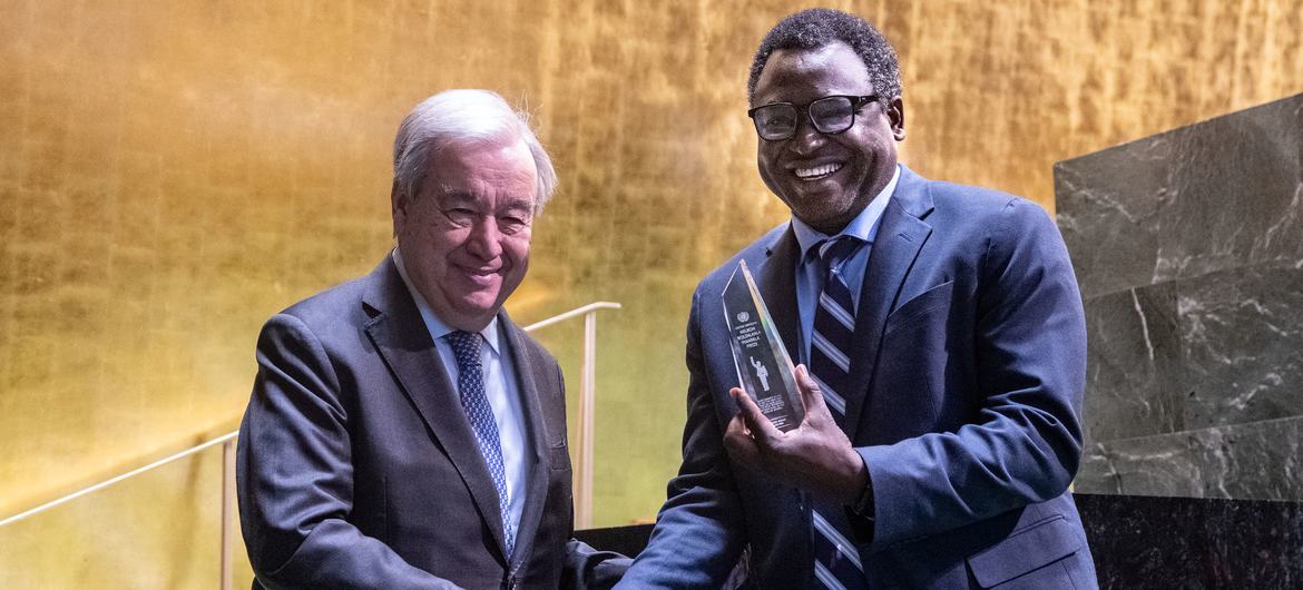 Secretary-General António Guterres (left) with Nelson Mandela Prize awardee Kennedy Odede of Kenya at the informal meeting on the observance of the annual Nelson Mandela International Day. Secretary-General António Guterres (left) with Nelson Mandela Prize awardee Kennedy Odede of Kenya at the informal meeting on the observance of the annual Nelson Mandela International Day.