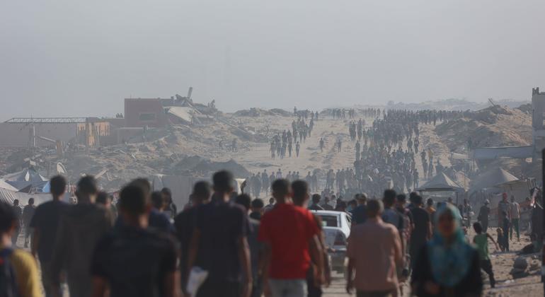 On brink of famine, Gazans forced to scour dirt for food