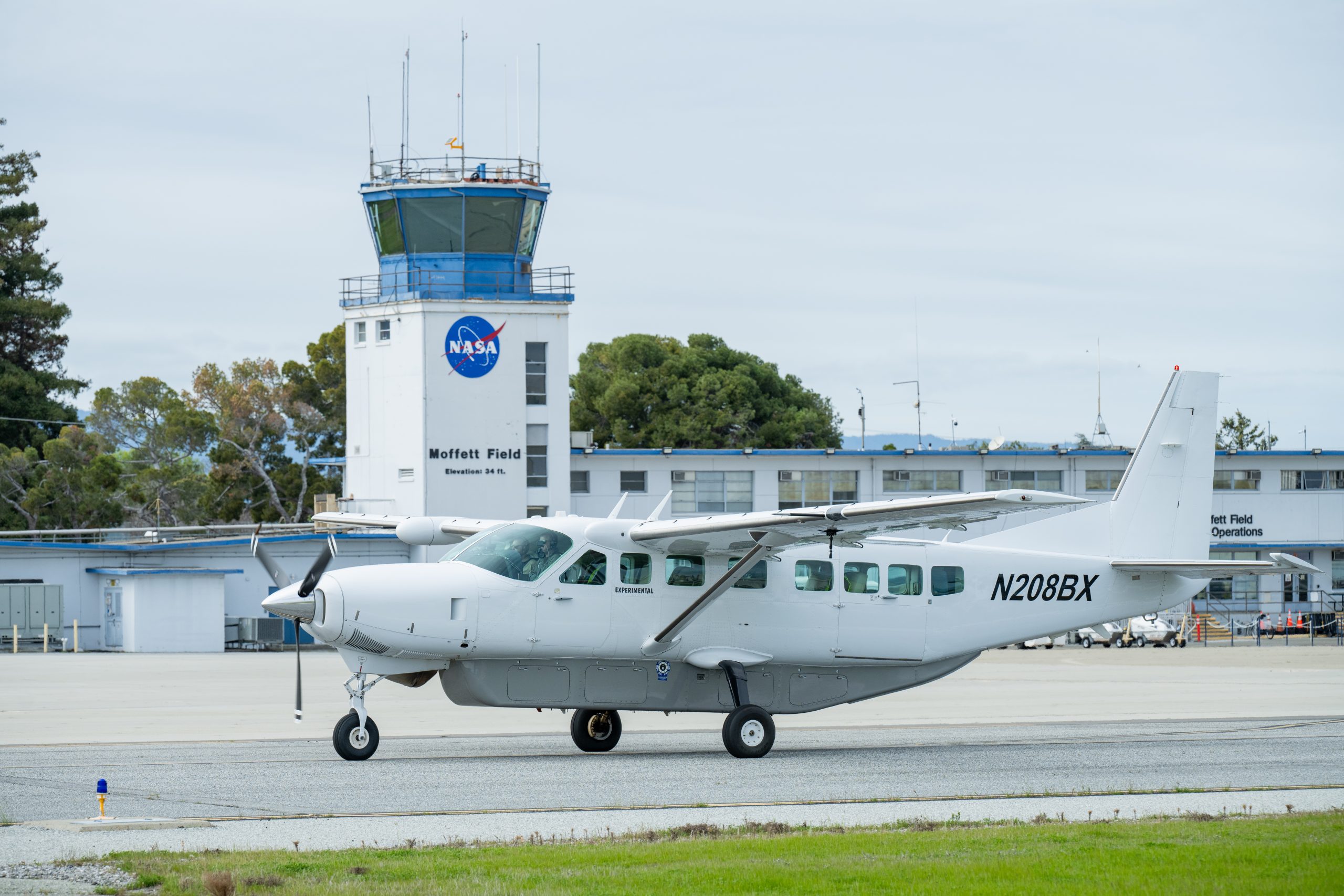 NASA’s Moffett Federal Airfield Hosts Boeing Digital Taxi Tests