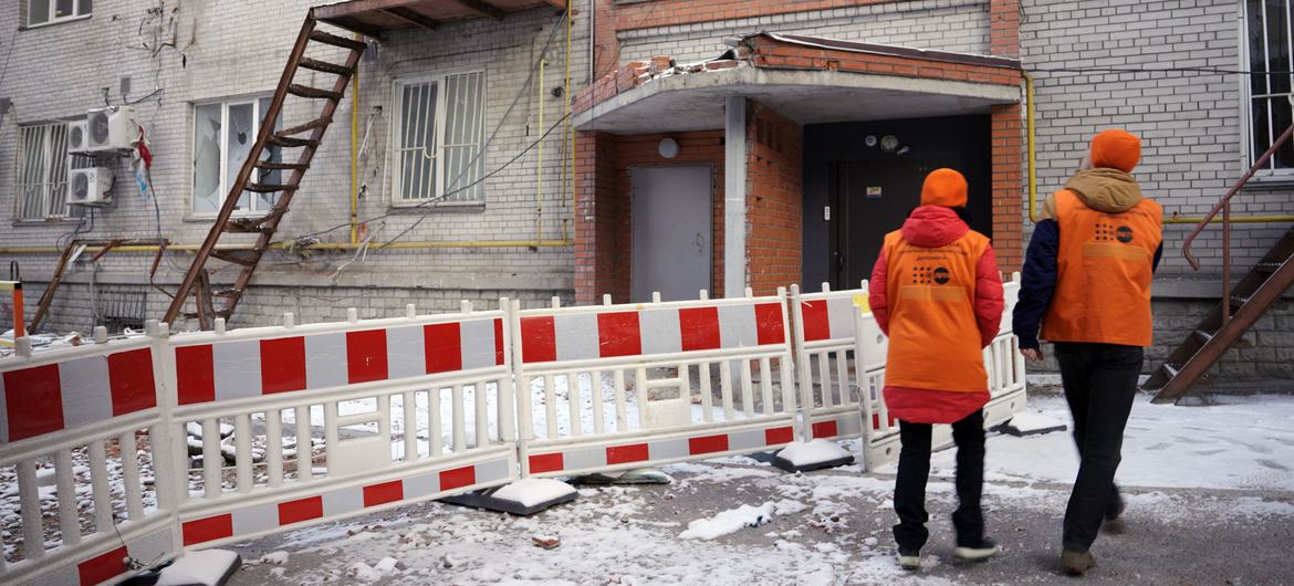 UNFPA’s mobile psychosocial support teams travel across Ukraine, including to the front lines, offering immediate emergency interventions as well as access to longer-term assistance. UNFPA’s mobile psychosocial support teams travel across Ukraine, including to the front lines, offering immediate emergency interventions as well as access to longer-term assistance.