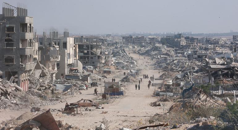 Gaza: Aid efforts continue as UN teams start clearing up to 60 million tonnes of debris