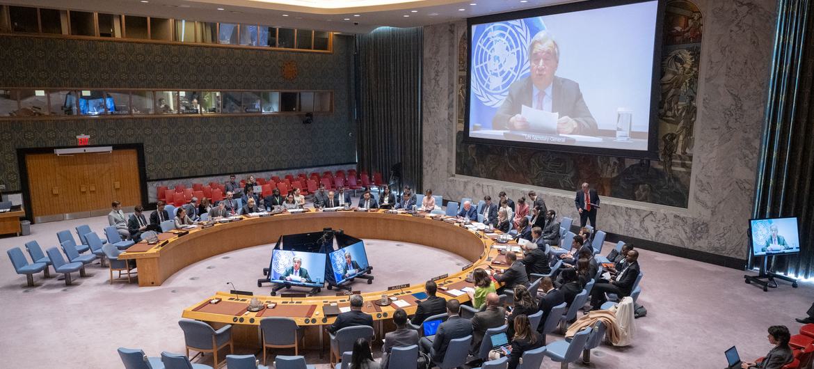 A wide view of the Security Council as Secretary-General António Guterres (on screen) addresses members. A wide view of the Security Council as Secretary-General António Guterres (on screen) addresses members.