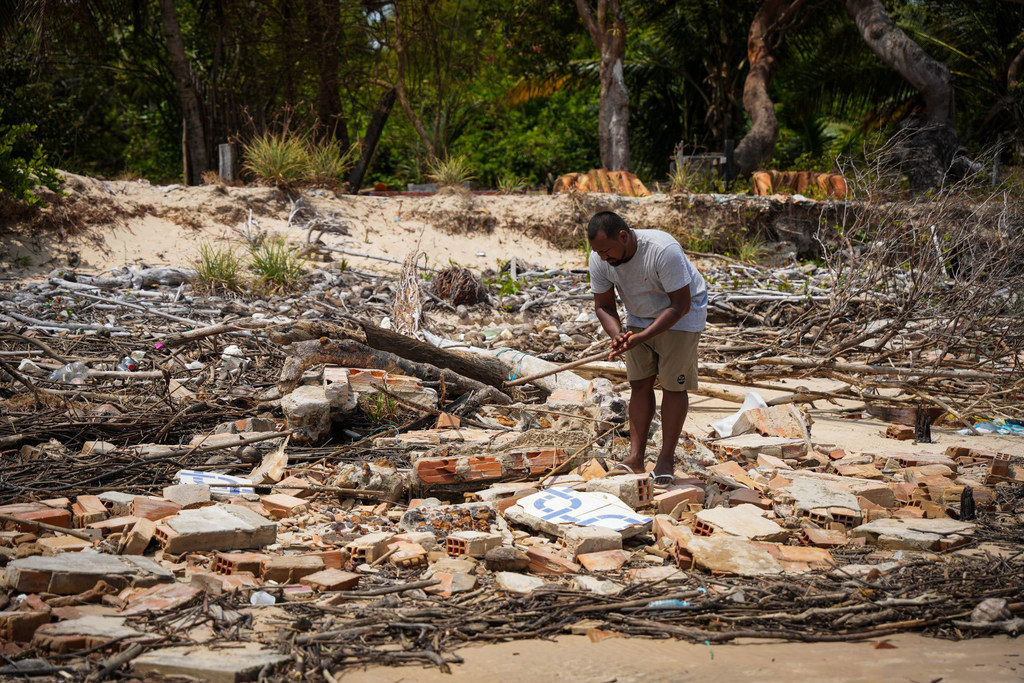 Jhonny, Ivanil’s son, searches through the rubble of destroyed houses. Jhonny, Ivanil’s son, searches through the rubble of destroyed houses.
