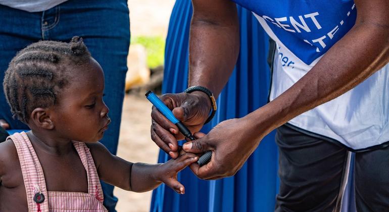 African football legends join forces to give a red card to polio