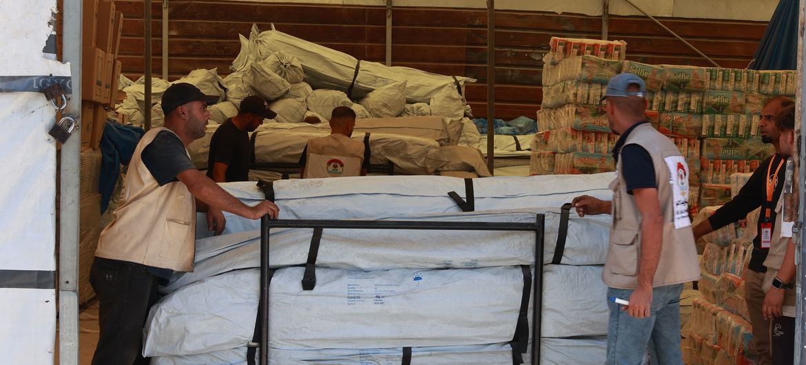 IOM’s Common Pipeline partner BLDA distributes tents to families seeking safer shelter following the recent ceasefire. IOM’s Common Pipeline partner BLDA distributes tents to families seeking safer shelter following the recent ceasefire.